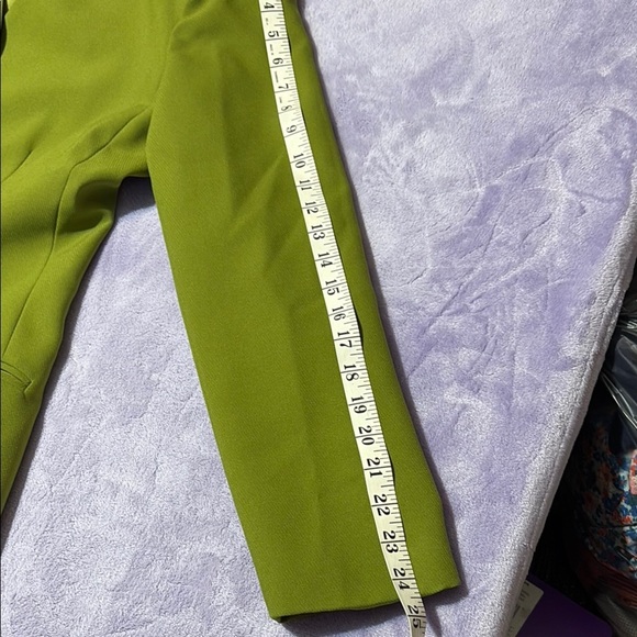 Vibrant Green Tailored Blazer with Notched Lapels - Picture 7 of 8